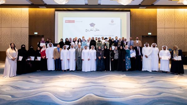 جامعة الإمارات ودائرة تنمية المجتمع- أبوظبي تحتفيان بتخريج الدفعة الثالثة من برنامج بناء القدرات لمهنيي الرعاية الاجتماعية 