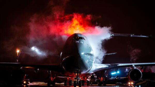 وفاة رجل على المدرج خلال استعداد طائرة للإقلاع