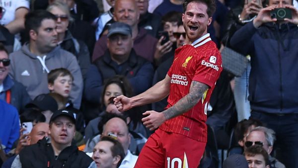 ليفربول يفقد لاعبه الأساسي ماك أليستر في مواجهة نيوكاسل (Photo by HENRY NICHOLLS / AFP) ليفربول يفقد لاعبه الأساسي ماك أليستر في مواجهة نيوكاسل