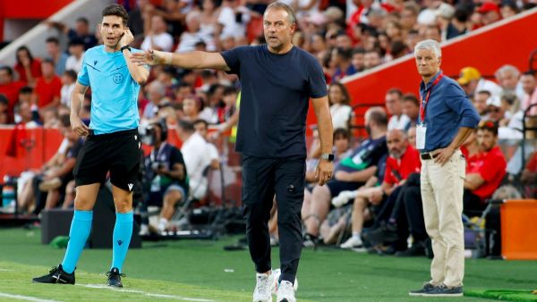 فليك يدرس تعديلًا مهمًا في وسط برشلونة أمام ليفانتي (Photo by JAIME REINA / AFP) فليك يدرس تعديلًا مهمًا في وسط برشلونة أمام ليفانتي