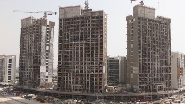 عزيزي للتطوير العقاري تُعلن عن إنجاز 70% من مشروع "ريفييرا بيتش فرونت I"
