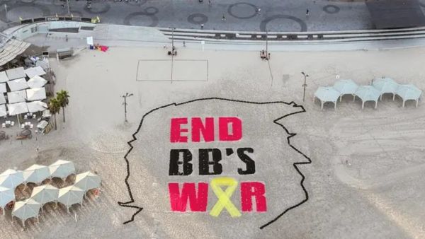 لافتة في تل أبيب ضد خطط نتنياهو لتوسيع الحرب واحتلال كامل غزة (رويترز)