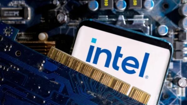 الحكومة الأميركية تفكر في دعم إنتل لاستقرار إنتاج الرقائق