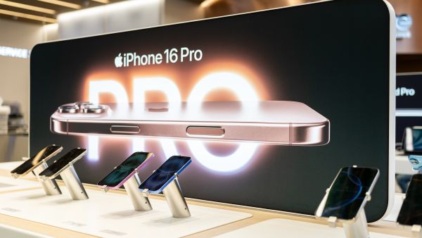 شعبة الاتصالات: "الجمارك" رفعت السعر الاسترشادي لـ "أيفون" في مصر