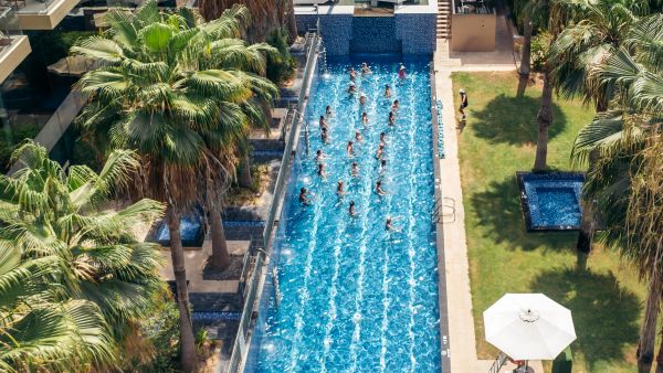 فندق وأجنحة ريكسوس النخلة دبي: وجهة مثالية لقضاء آخر أيام الصيف