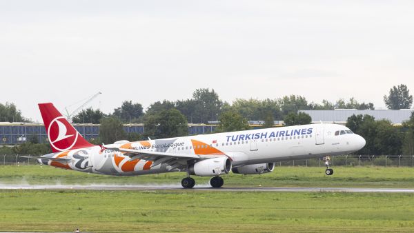 Turkish airlines places record order for 225 Boeing jets 