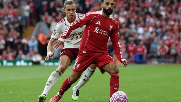 محمد صلاح يهاجم منشورًا عن صفقة إيساك.. ويطالب باحترام زملائه السابقين