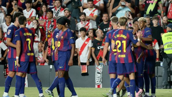 ألتراس رايو فاييكانو يمنع لاعبي برشلونة من إهداء قمصانهم للجماهير