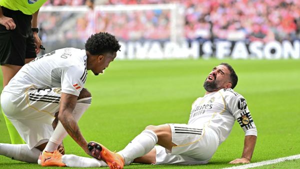 كارفاخال يغيب حتى 2026.. تفاصيل إصابته الخطيرة بعد الكلاسيكو (Photo by Javier SORIANO / AFP) كارفاخال يغيب حتى 2026.. تفاصيل إصابته الخطيرة بعد الكلاسيكو
