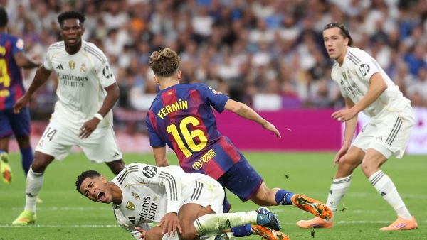 تصريحات لاعبي ريال مدريد تشعل غضب برشلونة مجددًا (Photo by Oscar DEL POZO / AFP) تصريحات لاعبي ريال مدريد تشعل غضب برشلونة مجددًا