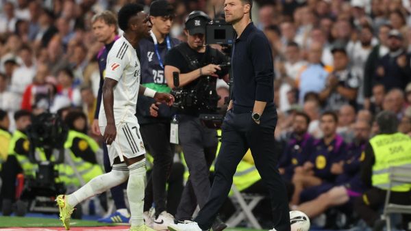 من الشتائم إلى الاشتباك مع يامال..كواليس انفجار فينيسيوس في ليلة انتصار ريال مدريد (Photo by Oscar DEL POZO / AFP) من الشتائم إلى الاشتباك مع يامال..كواليس انفجار فينيسيوس في ليلة انتصار ريال مدريد