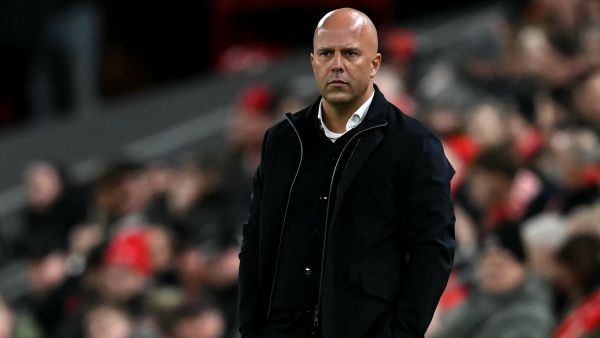 ليفربول يحسم مصير أرني سلوت بعد الهزائم المتتالية