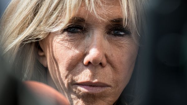 زوجة ماكرون تُثير الشُكوك زوجة ماكرون تُثير الشُكوك