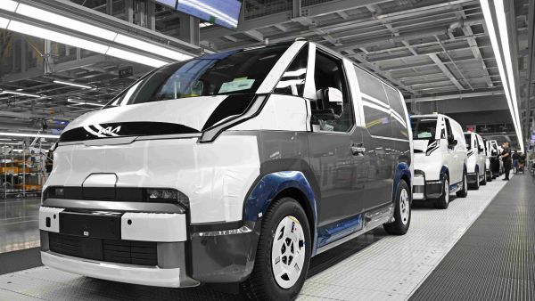 كيا تُحقق إنجازًا جديدًا مع إطلاق محطة جديدة لإنتاج سيارات متعددة الاستخدامات PBV في كوريا