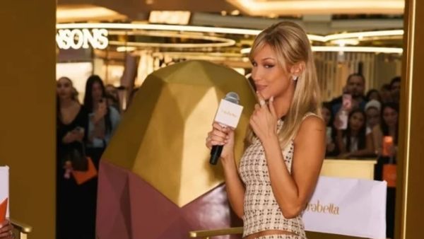 بيلا حديد تخطف الأنظار في دبي خلال ترويج عطورها الخاصة