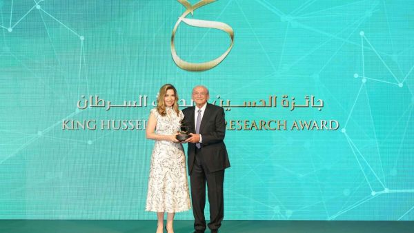تكريم البنك العربي لرعايته البلاتينية لجائزة الحسين لأبحاث السرطان لعام 2025