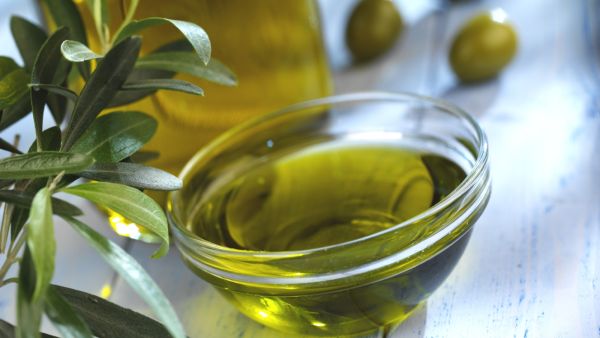 زيت الزيتون: كنز طبيعي لعلاج الجفاف والتجاعيد وتساقط الشعر