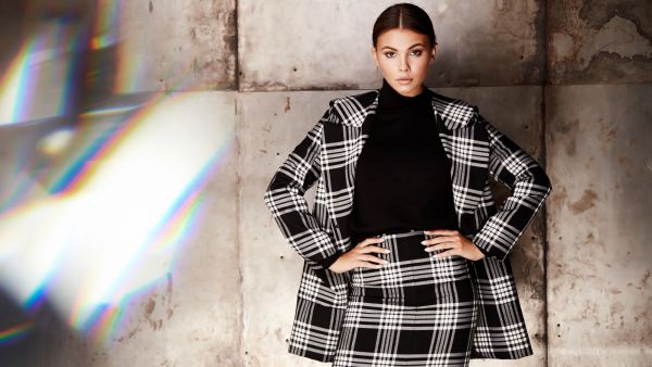 كيف تنسقين التنورة القصيرة في الخريف؟