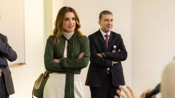 أناقة عملية وفخامة راقية في أحدث ظهور للملكة رانيا بالجامعة الأردنية
