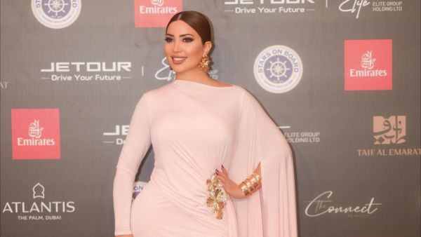 نسرين طافش بإطلالة ساحرة بالوردي في ستارز اون بورد