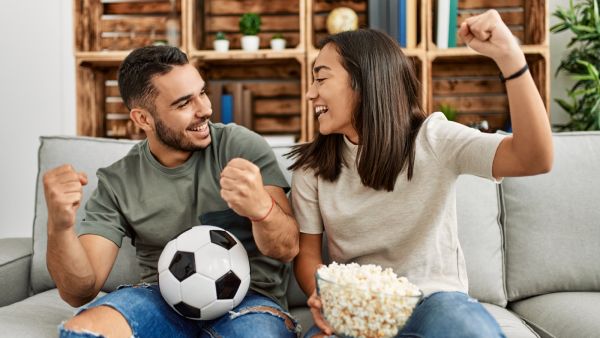 نصائح للمتزوجين عند مشاهدة مباريات كأس العرب فيفا 2025 لأجواء ممتعة وهادئة