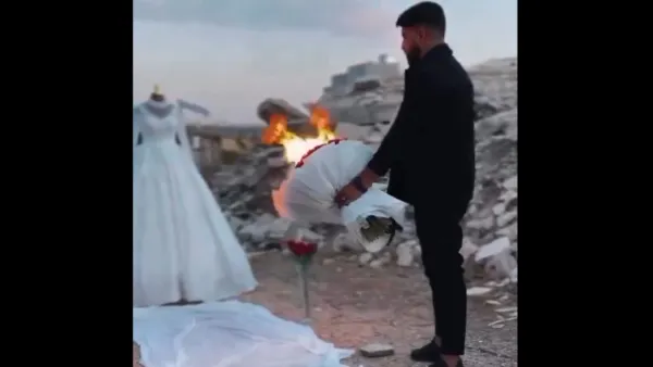 "شاب غزي يحرق فستان خطيبته بعد استشهادها"