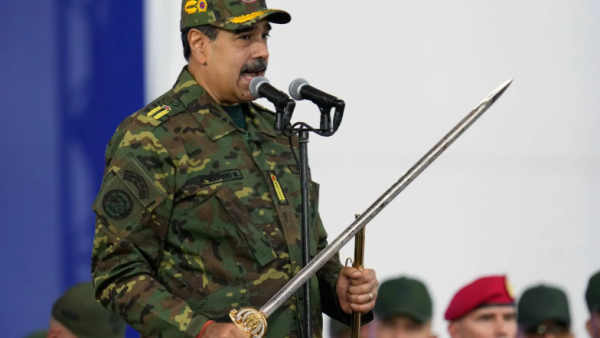 مادورو يرفع سيف الاستقلال "بيرو"، فما دلالته؟