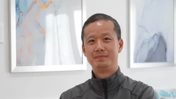 الموجه الدلالي للنماذج اللغوية الكبيرة الافتراضية: تكاملٌ بين التوجيه الشبكي الذكي والذكاء الاصطناعي مفتوح المصدر 