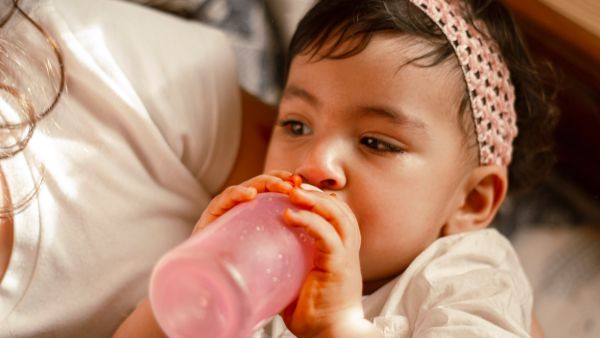 بالفيديو .. طفلة تقتل رضيعة بحضانة في طنجة بالمغرب