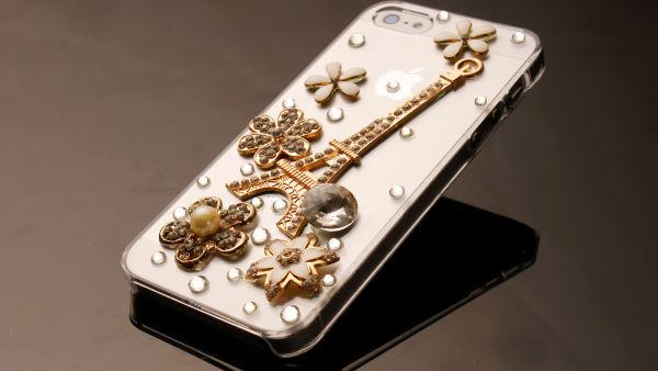 Caviar Unveils $70,000 Gold-and-Diamond iPhone