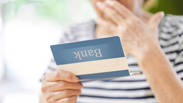 ركاب المترو يتعرضون لموقف غريب من سيدة مسنة