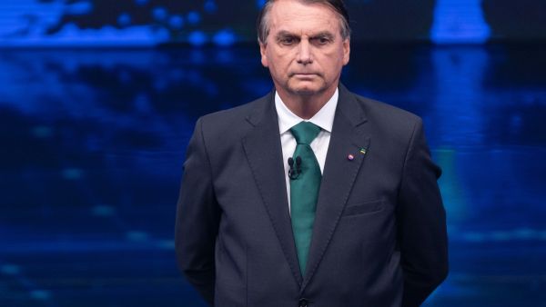  حاول كسر سوار مراقبته.. البرازيل توقف بولسونارو