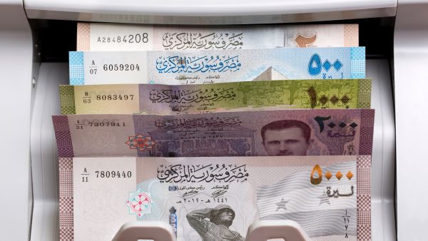 دمشق ستصدر عملة جديدة وتحذف "صفرين" في محاولة لإنقاذ الاقتصاد
