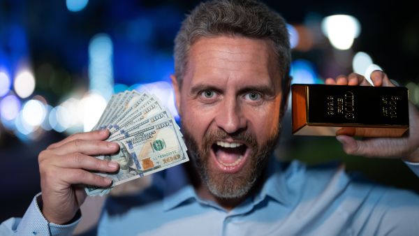 الذهب يتراجع مع صعود الدولار وترقب بيانات أمريكية