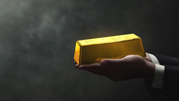 تراجع طفيف في أسعار الذهب مع ارتفاع الدولار