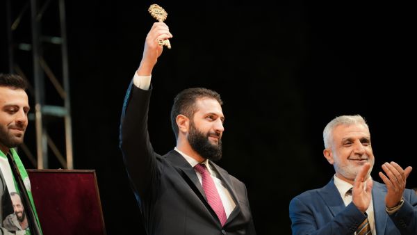 الشرع وكوبر وجهاً لوجه في كرة السلة!