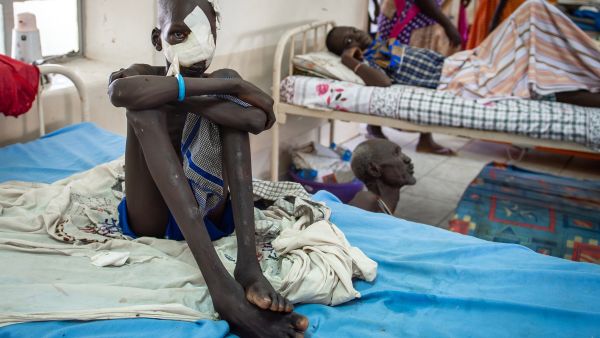 فيديو يوثّق إهانة رجل مسن على يد ميليشيات في السودان