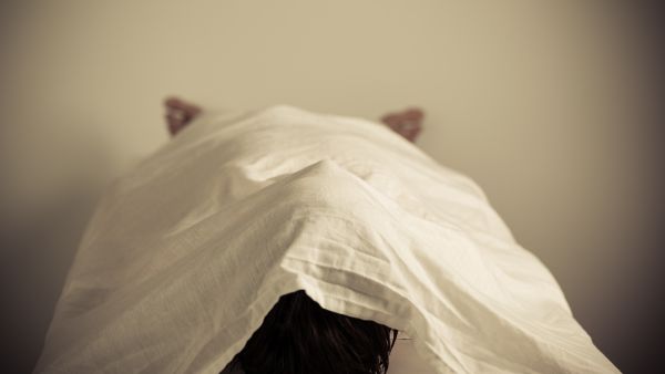 انهيار أُم بعد إصدار حكم مغتصب إبنتُها