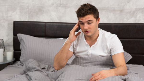 التعرق الليلي عند الرجال: الأسباب وطرق العلاج