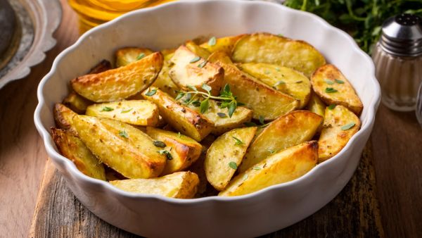 أطباق شتوية: بطاطس مشوية بالروزماري والثوم