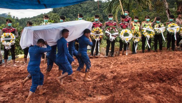Death toll tops 1,000 after cyclone-triggered floods devastate Indonesia’s Sumatra
