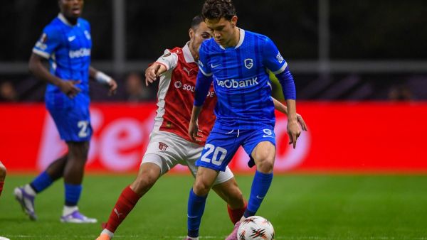 موهبة جينك على رادار تشيلسي وسط منافسة أوروبية شرسة