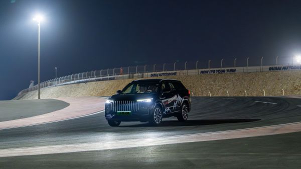 أومودا وجايكو الإمارات تطلق سيارة J8 SHS الهجينة الفائقة في حلبة دبي أوتودروم