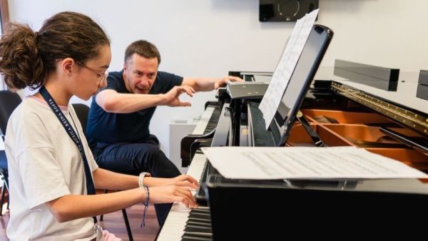 يخوض طلاب أكاديمية قطر للموسيقى التابعة لمؤسسة قطر رحلة تعليمية مُلهمة في مدرسة رينا صوفيا للموسيقى في إسبانيا