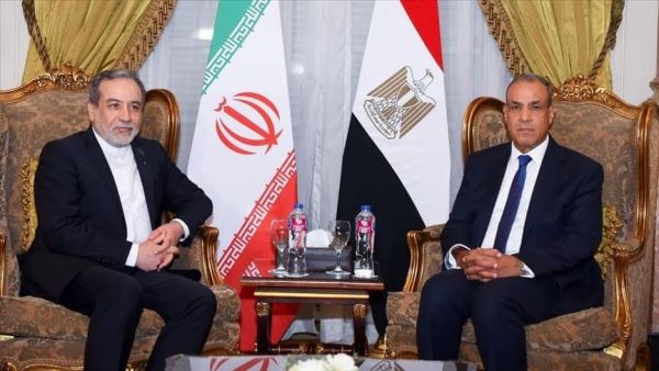 القاهرة وطهران تبحثان تعزيز العلاقات الثنائية والملف النووي