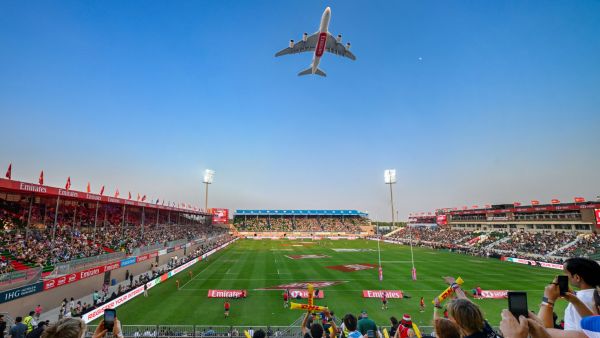 طائرة الإمارات A380 تحلّق في أجواء بطولة سباعيات الرجبي احتفالاً بعيد الاتحاد