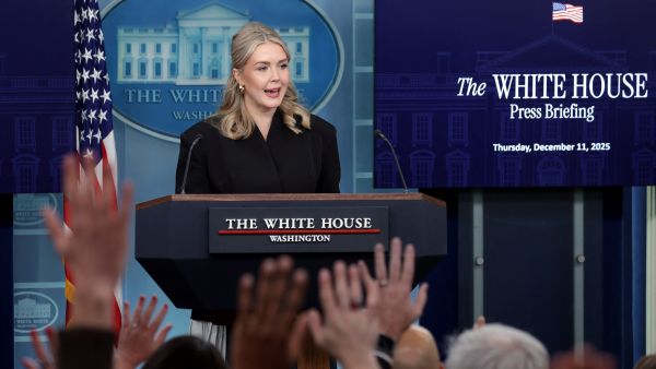 US imposes new sanctions on Iranian officials