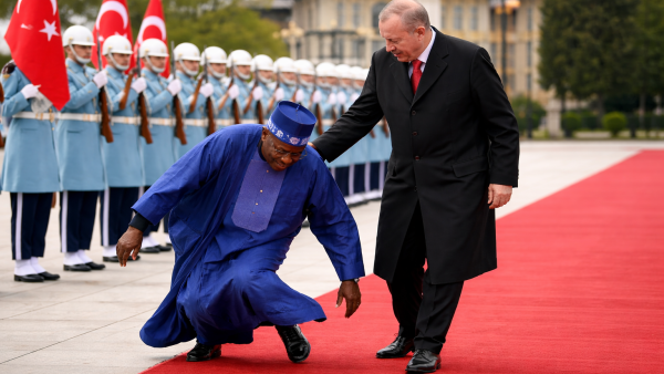 الرئيس النيجيري يفقد توازنه للحظات ويواصل المراسم دون إصابة