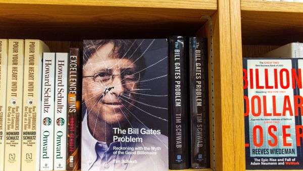 3 موظفين فقط في المؤسسة بينهم فرينش غيتس كمدير