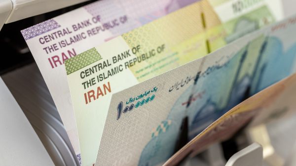 إنهيار العملة الإيرانية بشكل كامل